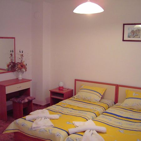 Nelly Guest House Ravda Exterior photo