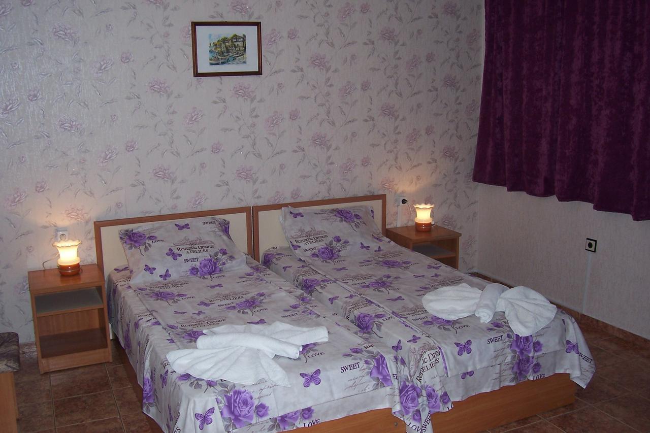 Nelly Guest House Ravda Exterior photo